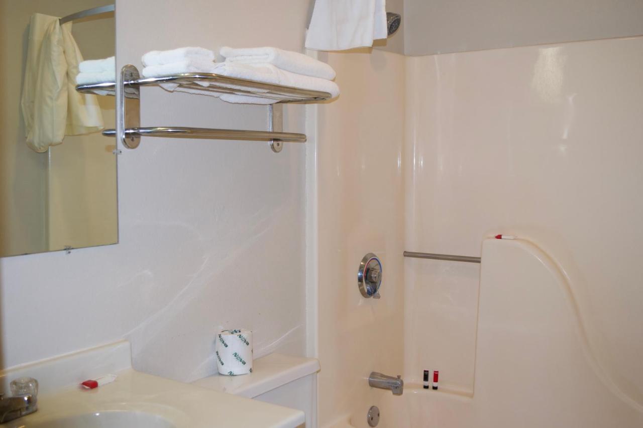 Amerivu Inn And Suites Shawano Wi Dış mekan fotoğraf