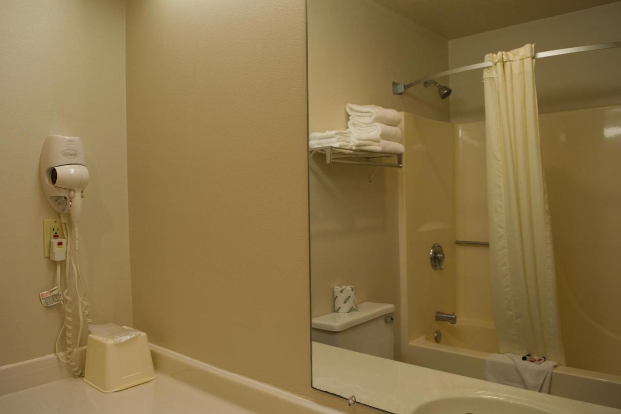 Amerivu Inn And Suites Shawano Wi Dış mekan fotoğraf