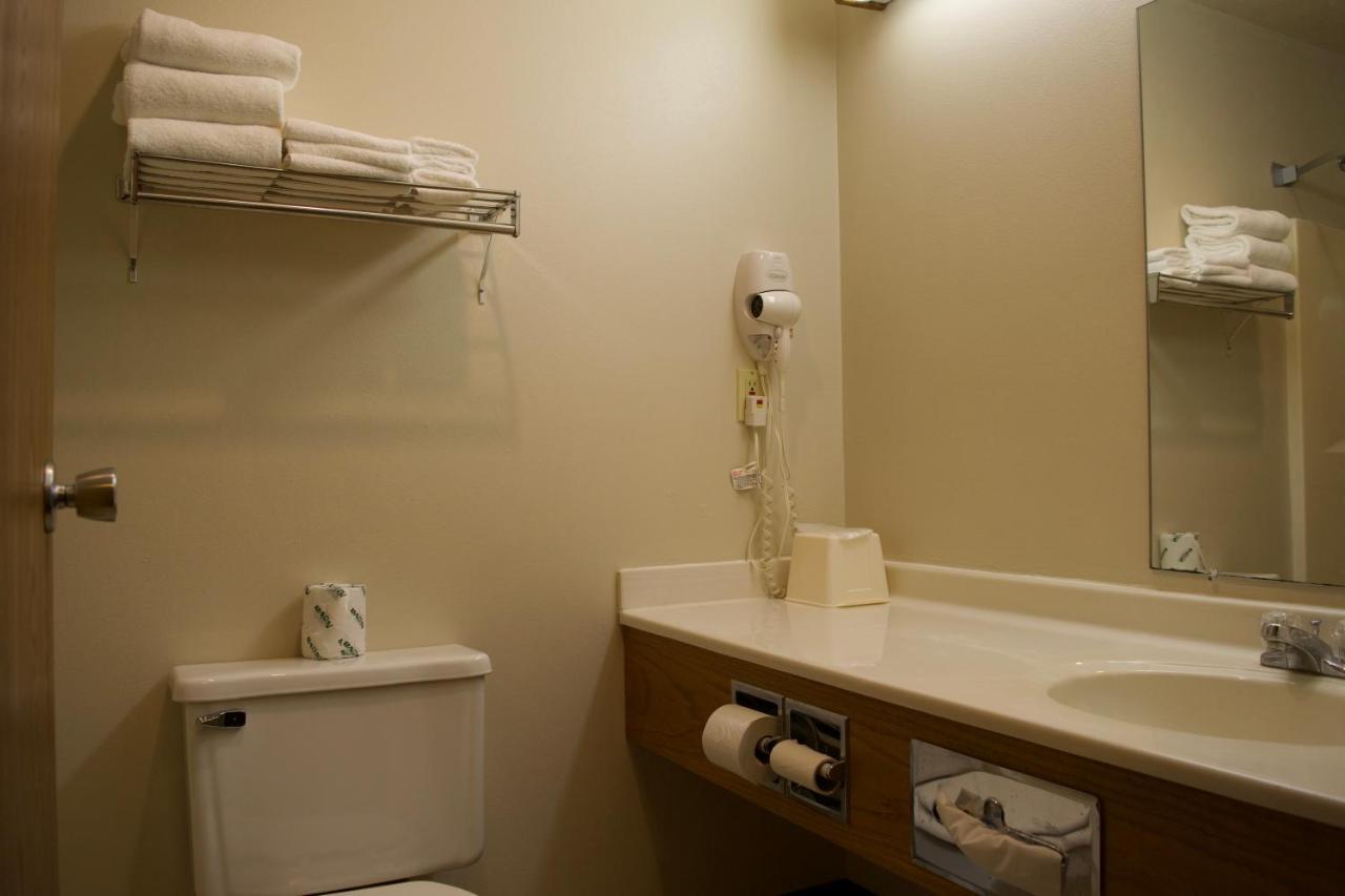 Amerivu Inn And Suites Shawano Wi Dış mekan fotoğraf
