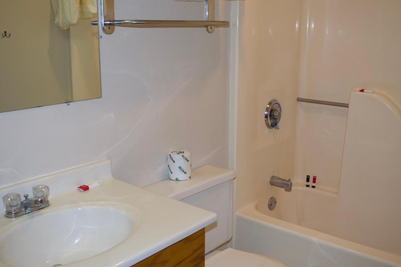 Amerivu Inn And Suites Shawano Wi Dış mekan fotoğraf