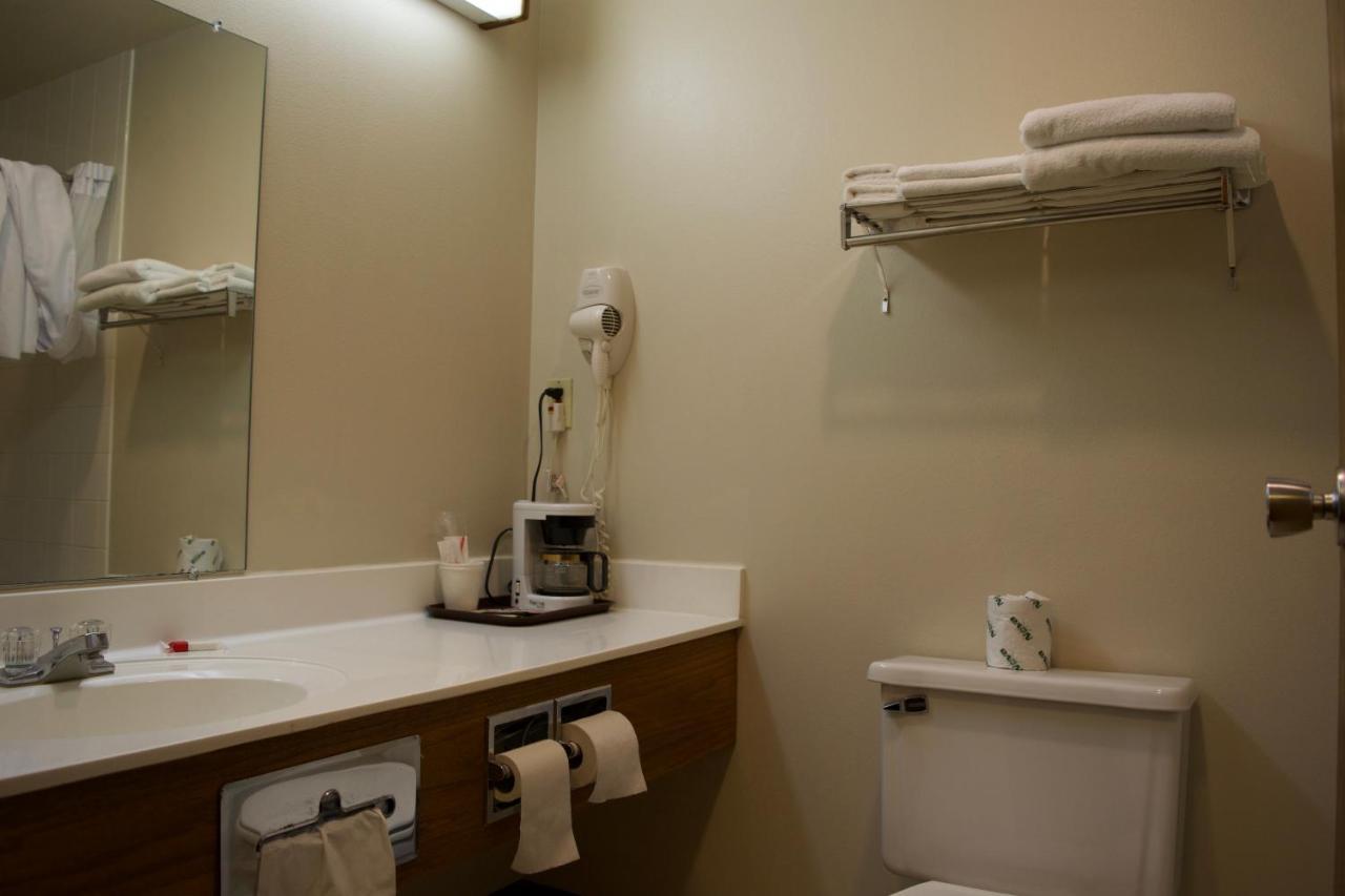 Amerivu Inn And Suites Shawano Wi Dış mekan fotoğraf