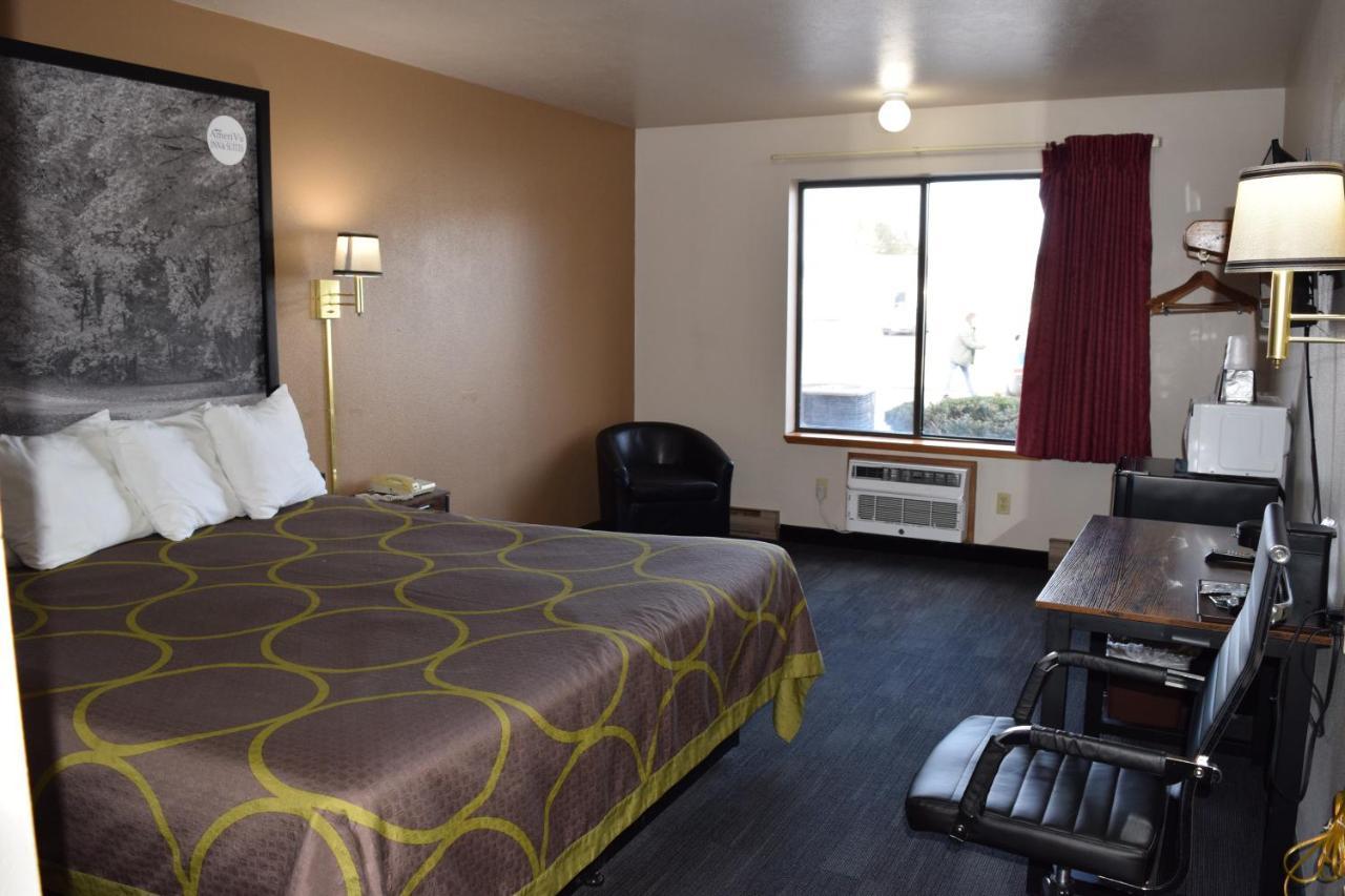 Amerivu Inn And Suites Shawano Wi Dış mekan fotoğraf