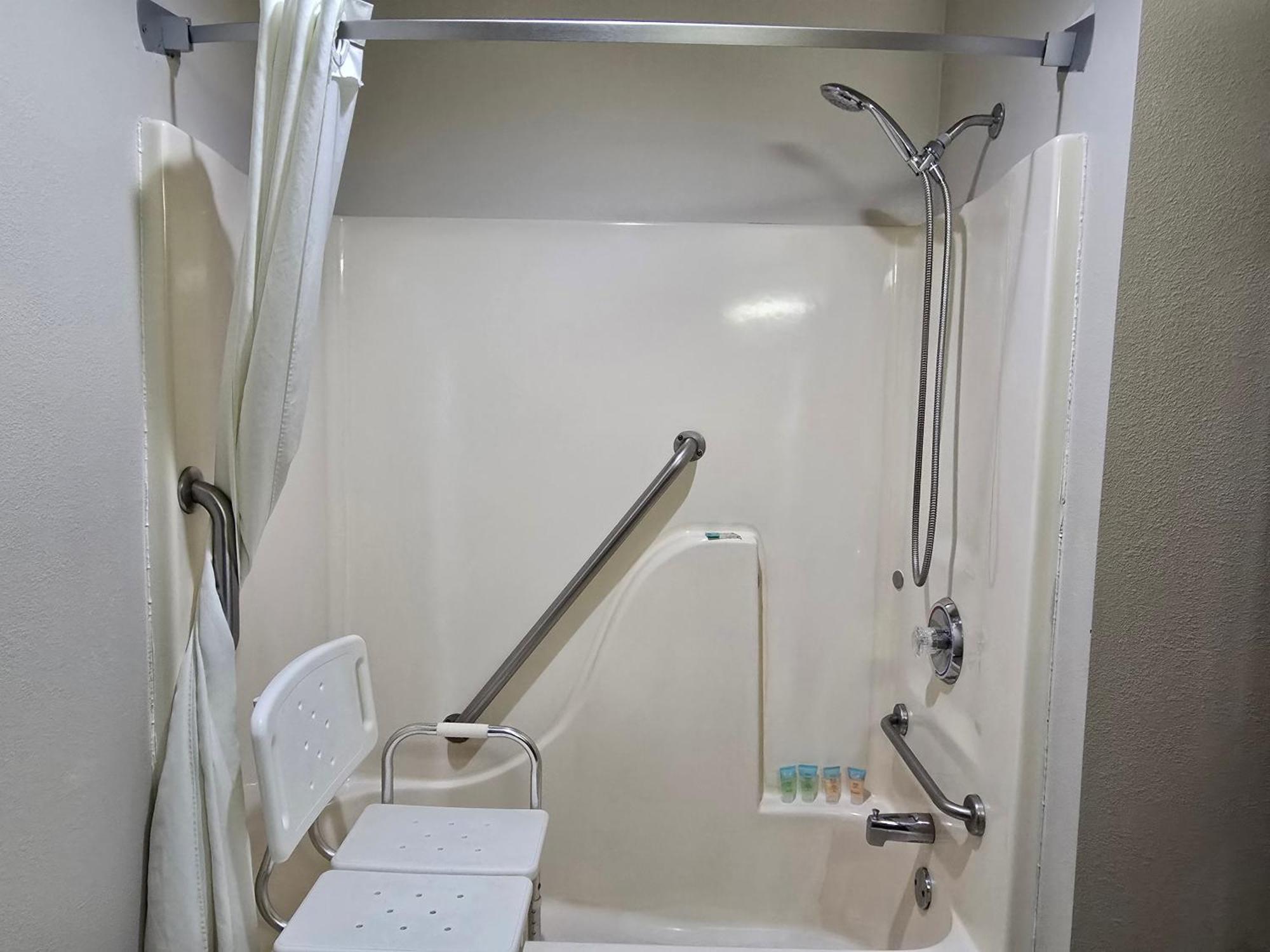 Amerivu Inn And Suites Shawano Wi Dış mekan fotoğraf