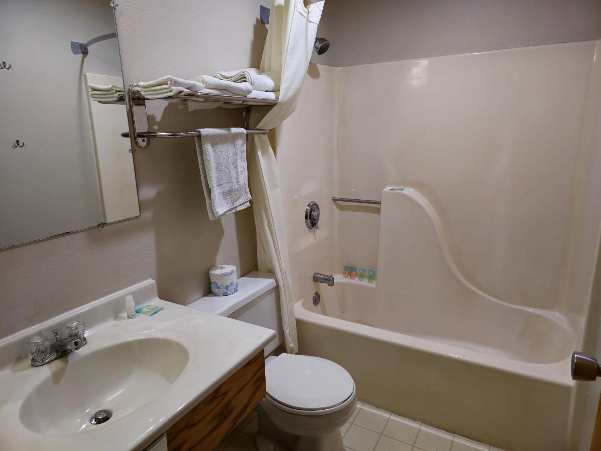 Amerivu Inn And Suites Shawano Wi Dış mekan fotoğraf
