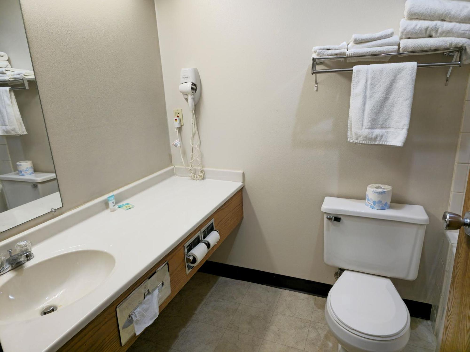 Amerivu Inn And Suites Shawano Wi Dış mekan fotoğraf