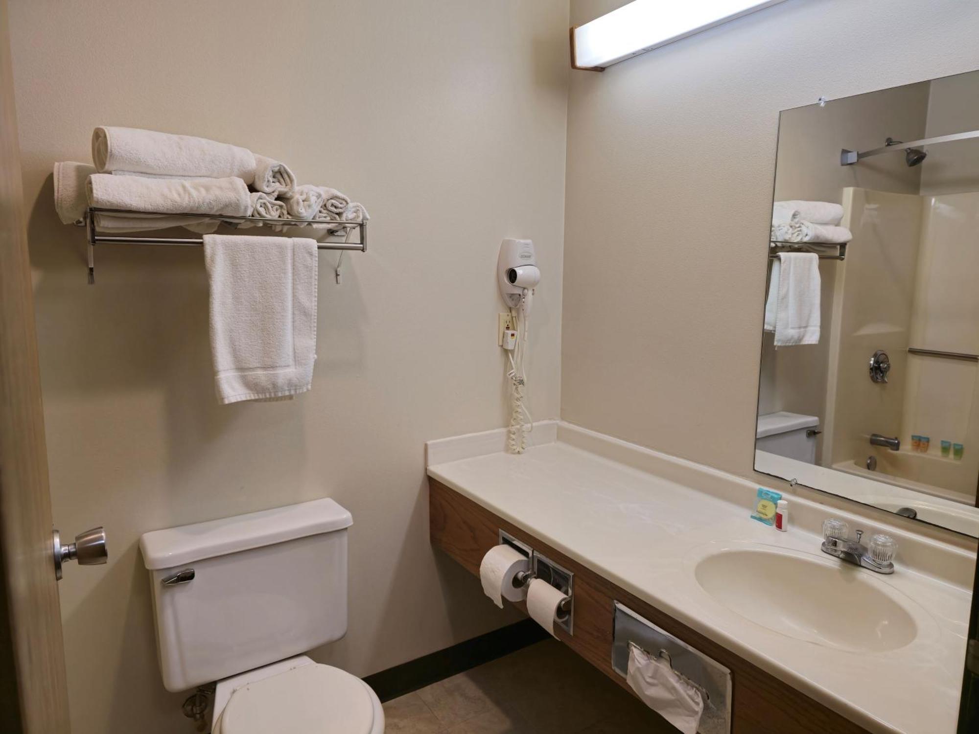 Amerivu Inn And Suites Shawano Wi Dış mekan fotoğraf